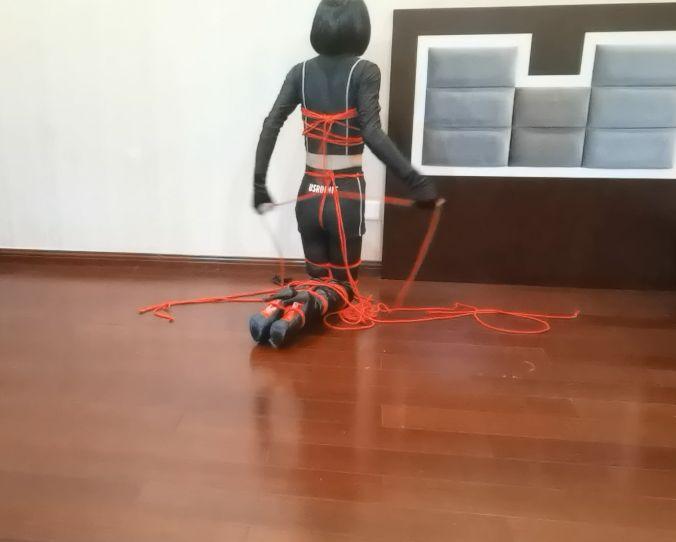 直臂驷马自缚蒙眼找钥匙-4