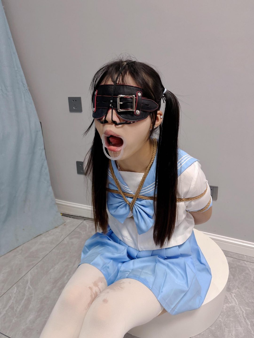 极虐1-三向鼻钩+扩口器重度颜面破坏！鼻孔注射牛奶、口中挤柠檬汁、口舌烟灰缸、强制吸烟，重度虐待系列~-4