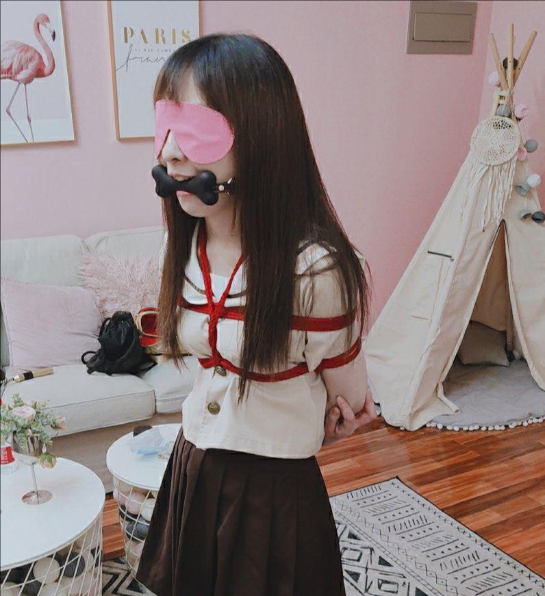 萝莉学妹草莓的单腿吊体验-5