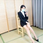 以安-ol女孩被强迫穿老布鞋，椅缚挣扎