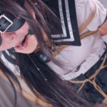 《调教M女友》被男友迷晕无情调教，口塞爆插小嘴干呕流水+吊绑、跪吊、拉拽股绳+强制开腿器+口球+脚铐