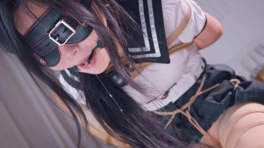 《调教M女友》被男友迷晕无情调教，口塞爆插小嘴干呕流水+吊绑、跪吊、拉拽股绳+强制开腿器+口球+脚铐-1