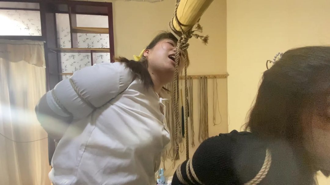 直臂与五花的双人挣扎，欢欢不断与男主皮，被收拾的泪眼婆娑，楚楚可怜，甚是动人-7