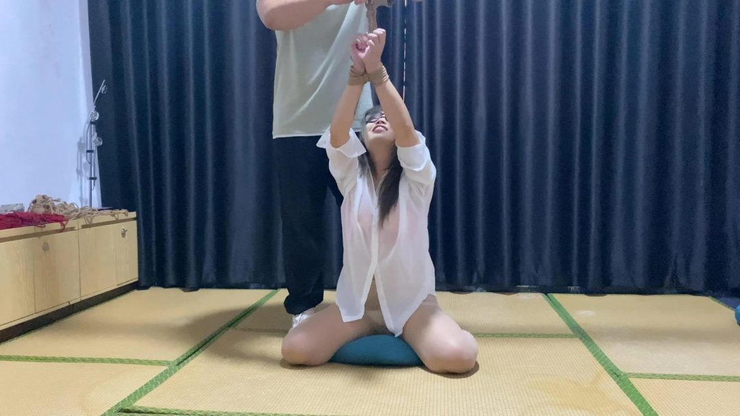 雯雯穿白纱来勾引男绳师，若隐若现的白皙躯体，令人上头，最后忍不住求绳师玩弄-6
