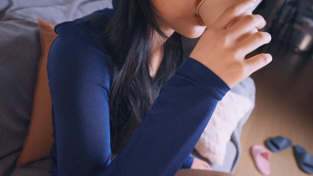 定拍 《女侦探的考验》喝完水憋着尿意不能上厕所，缠着麻花腿强制 三次才满足-2