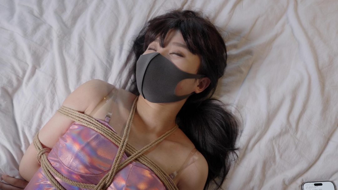 《女白领的危机5》被绑架的女白领被迫接受了非人遭遇，郊狼电击不断刺激+吊绑指压板站立折磨，最后剪刀脱缚，她是否能逃出生天……-6