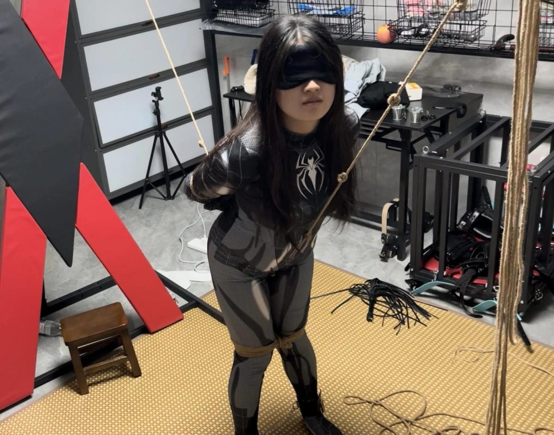 cosplay调教系列之木古小蜘蛛第二部——内八走绳羞辱调教！五花/内八腿脚镣捆绑+走绳/来回拉扯+打屁屁SP/真实耳光+踩踏羞辱，小狗就应该被主人这样调教羞辱-6