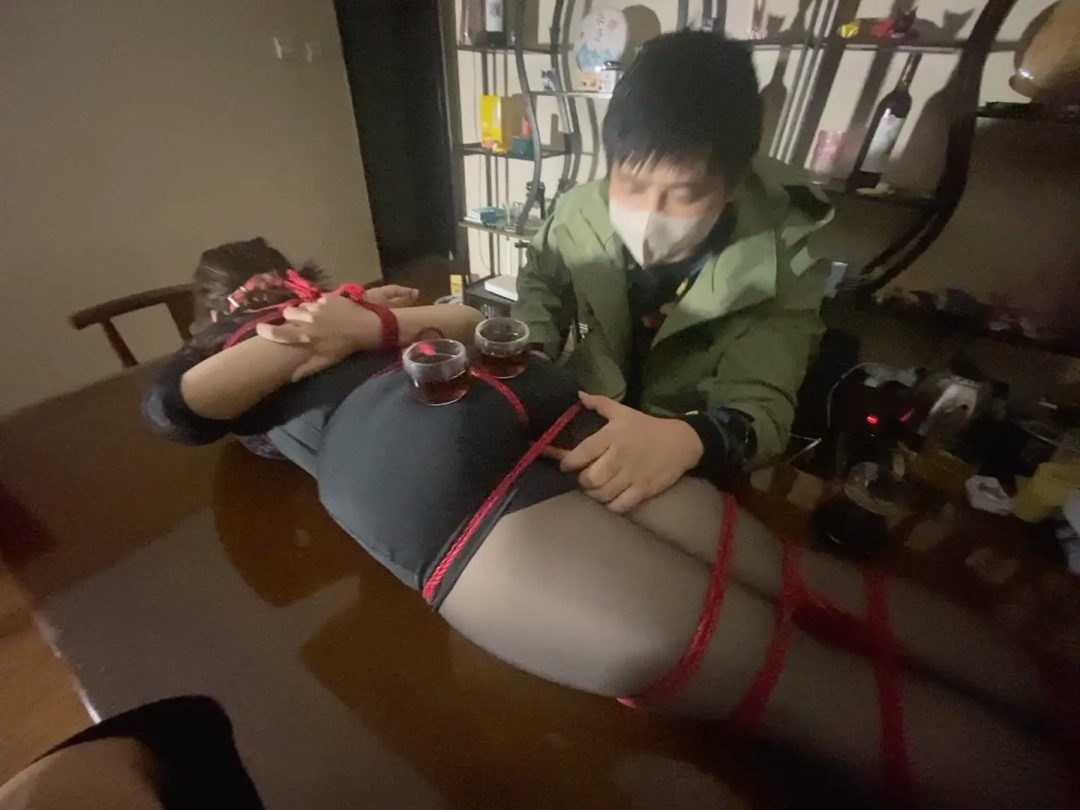 人体·家具张涵，当茶几。紫薇舔手指，舔脚-4