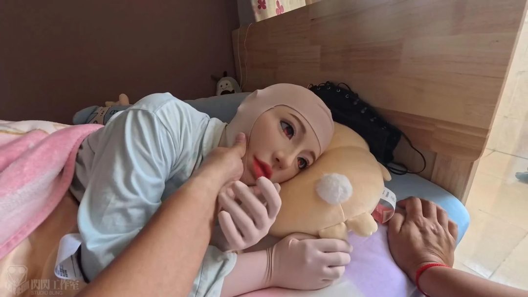 勇闯少女的闺房，看看仿真娃娃成为填充物如何被圈养，装入充气睡袋放置-3