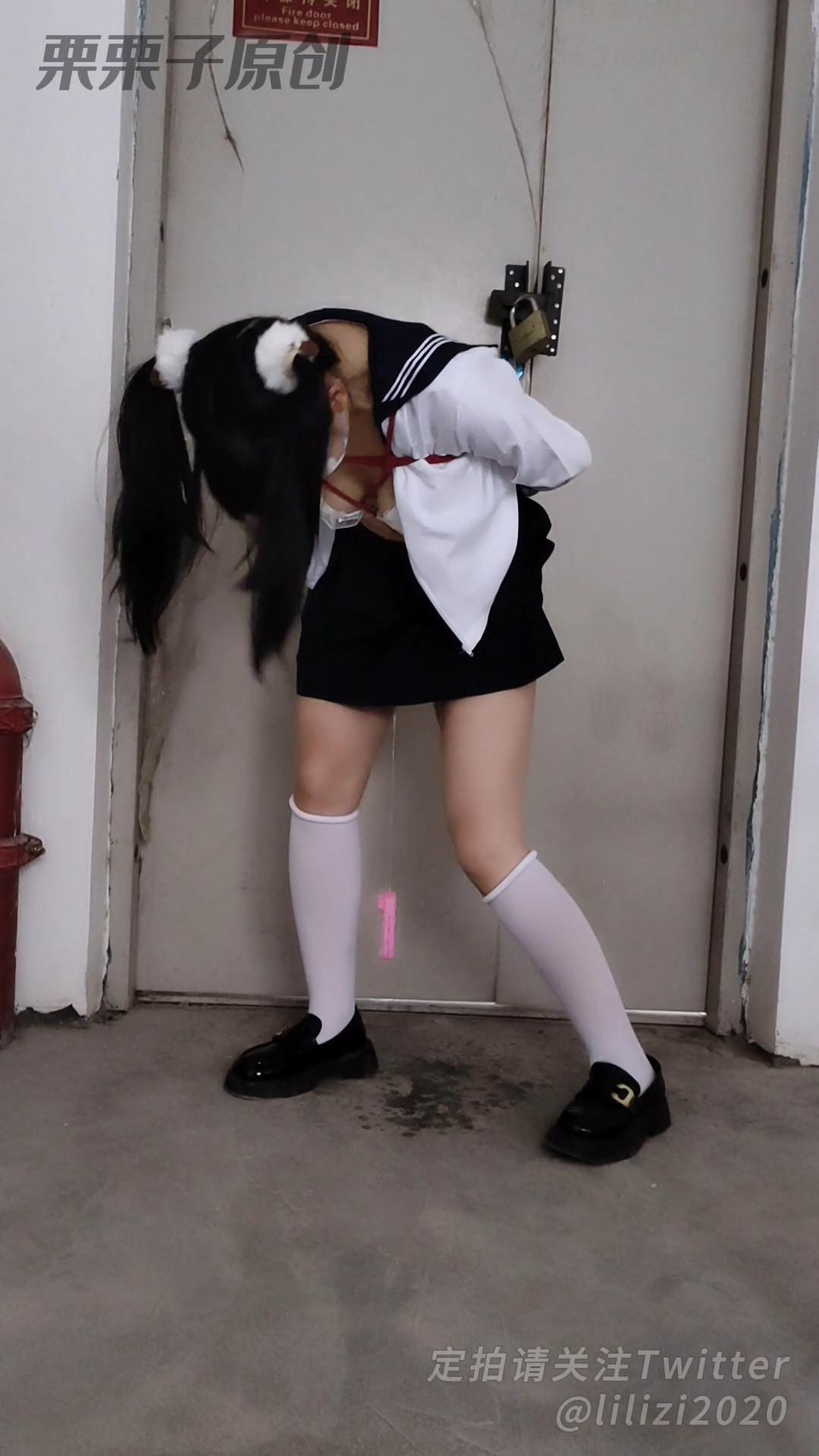 《被欺凌的乖乖女班长 01》户外、楼梯间失禁、水手服、女学生、双马尾、白丝、乖乖女调教-6
