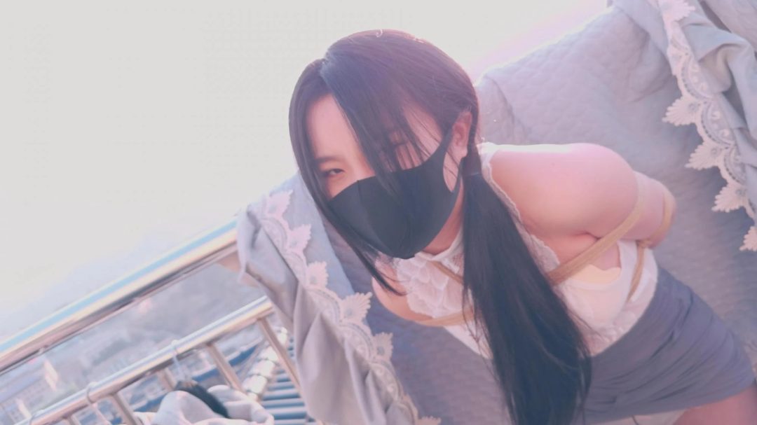 《被驯服的美艳少妇4》给少妇派发的室外任务+呼吸限制游戏+口球塞进嘴里+丝袜全包+二次胶带缠绕+黏性胶带最后封鼻+M腿-8