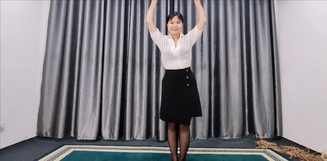 少妇体验结束后回去意犹未尽，下班穿制服直奔工作室来体验-4