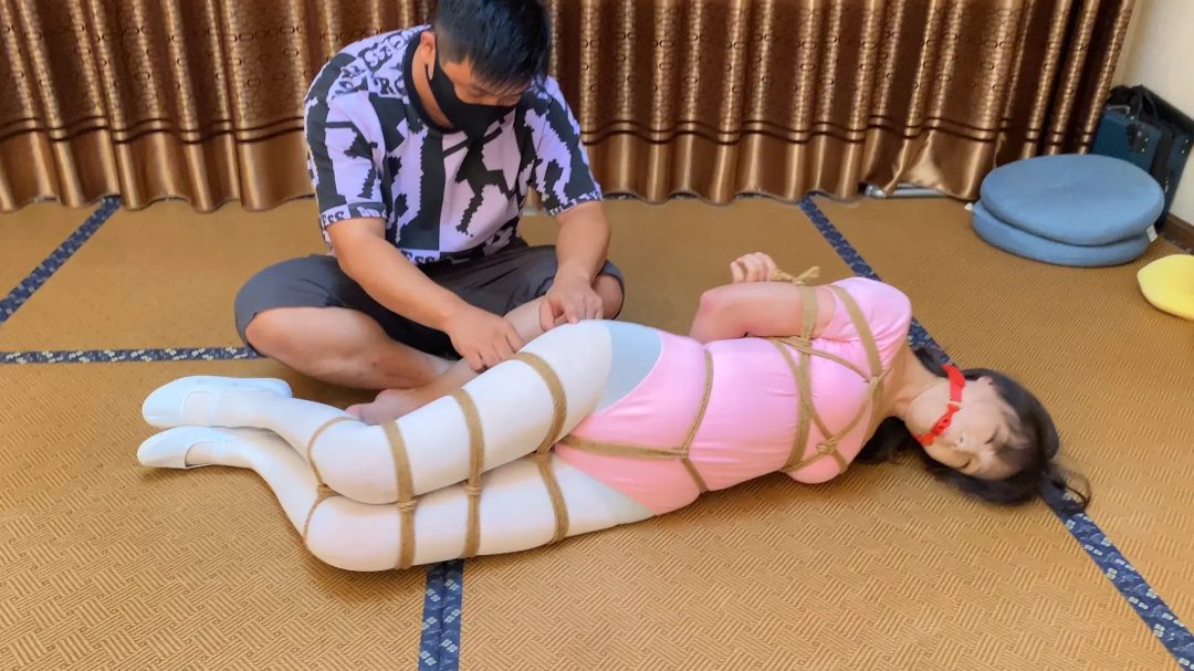 动动身穿舞蹈服大白袜，挠痒，挣扎-6