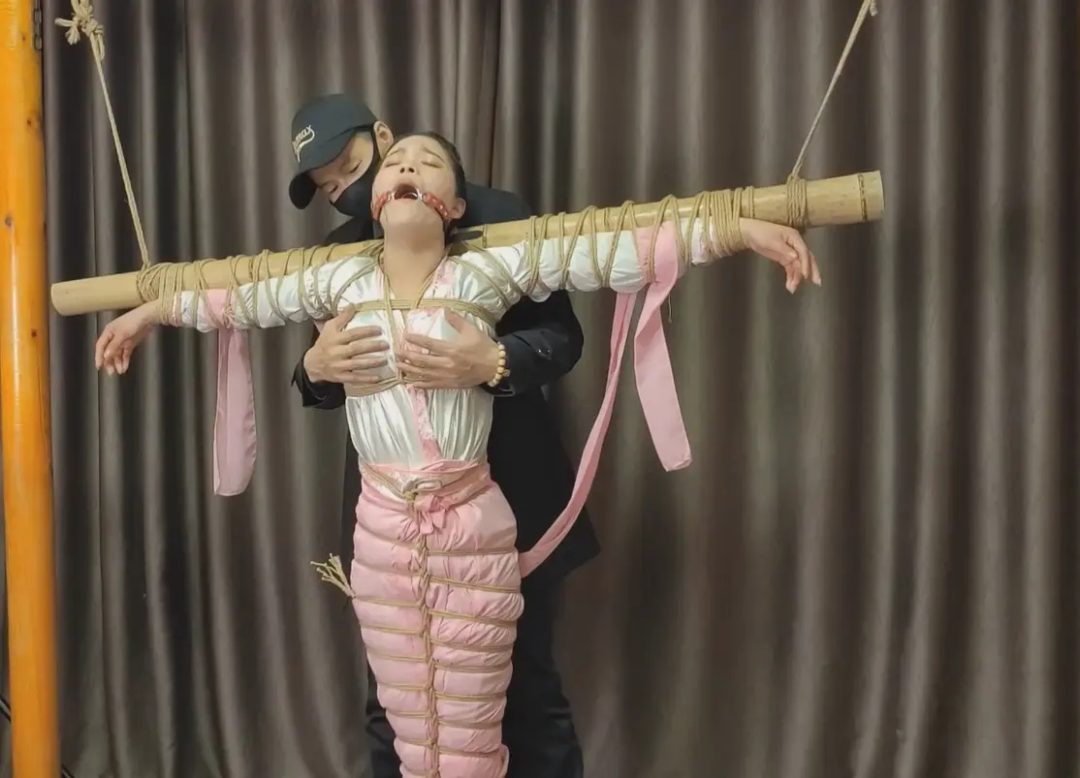 古装美女洛洛绑在竹竿上挠痒鞭打-6
