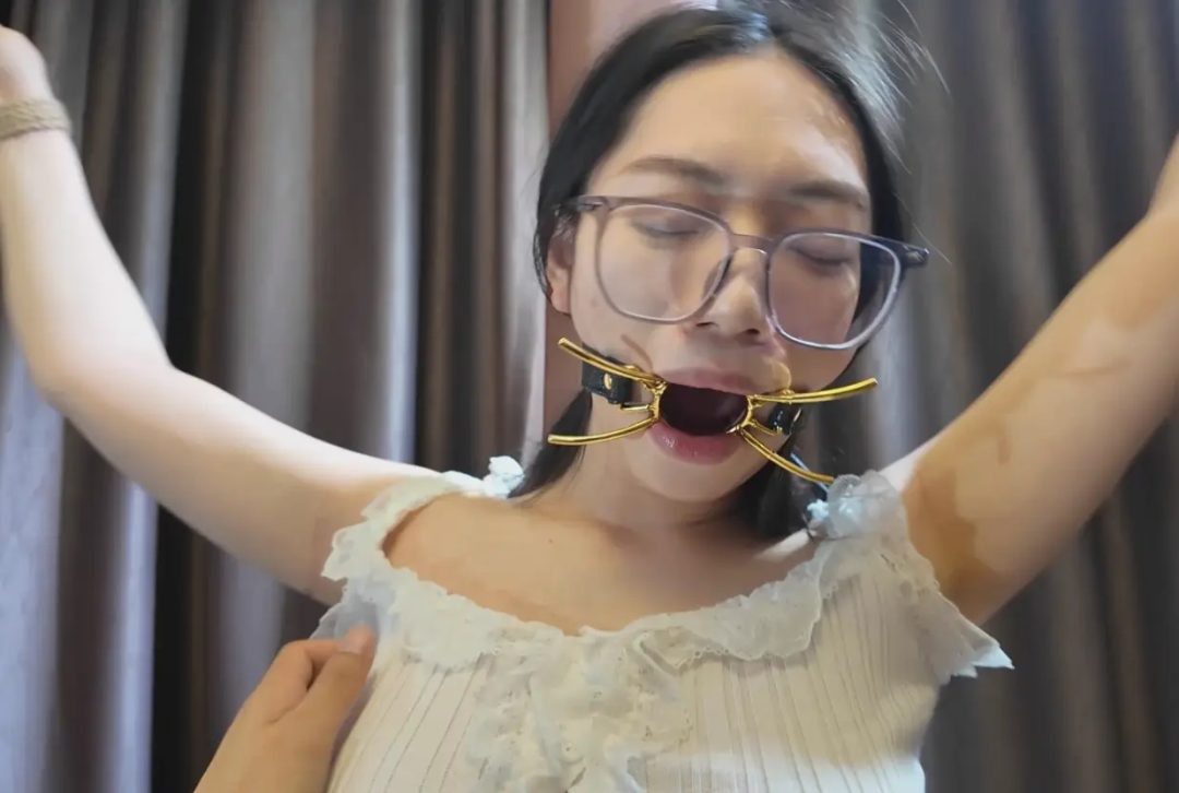 卢曼莹老虎凳各种堵嘴挠痒 牛仔裤 光腿光脚 堵嘴 口水 挠痒 挠脚心-1