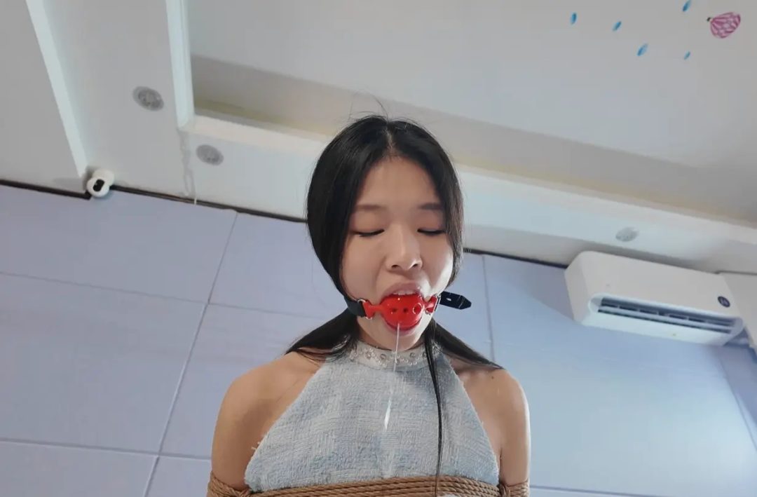 婧舒被绑在椅子上，各种堵嘴挑战 双脚绑椅 堵嘴 塞毛巾 胶带 放置-4