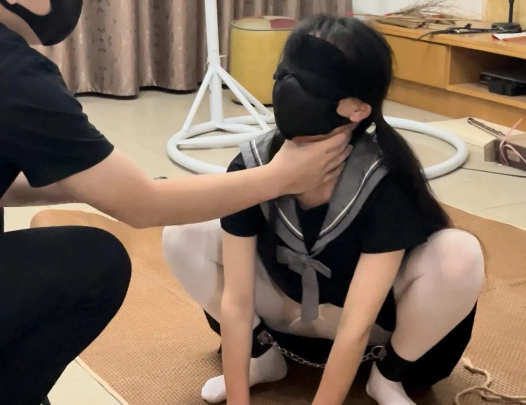 线下真实调教之新m初雪水手服白丝JK训狗调教！狗姿训练+牵引踩踏羞辱+挠脚TK+SP耳光，项圈镣铐戴上，狠狠挠脚心敢乱动就手指弹下边，内八自己掀开裙子的姿势羞不羞耻呢，跪好屁股撅起来，真是只可爱的狗子-8