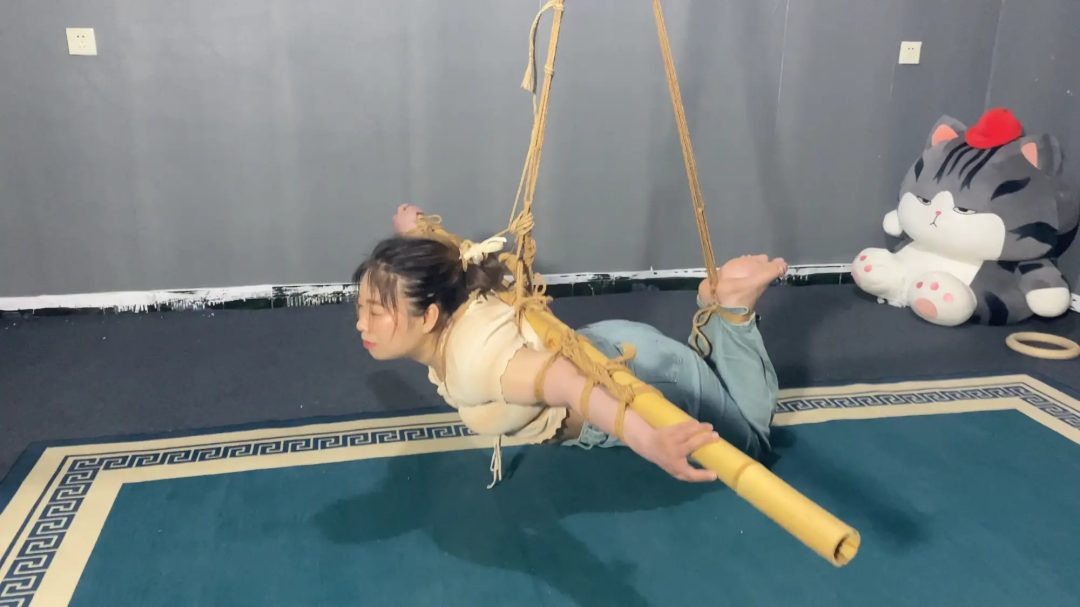张涵体验多次绳艺后终于体验到了心心念念的竹缚，被虐待玩弄，打脚心，踩踏。最后带上了口球，只能发出呜呜的声音，口水拉丝流到地上-3