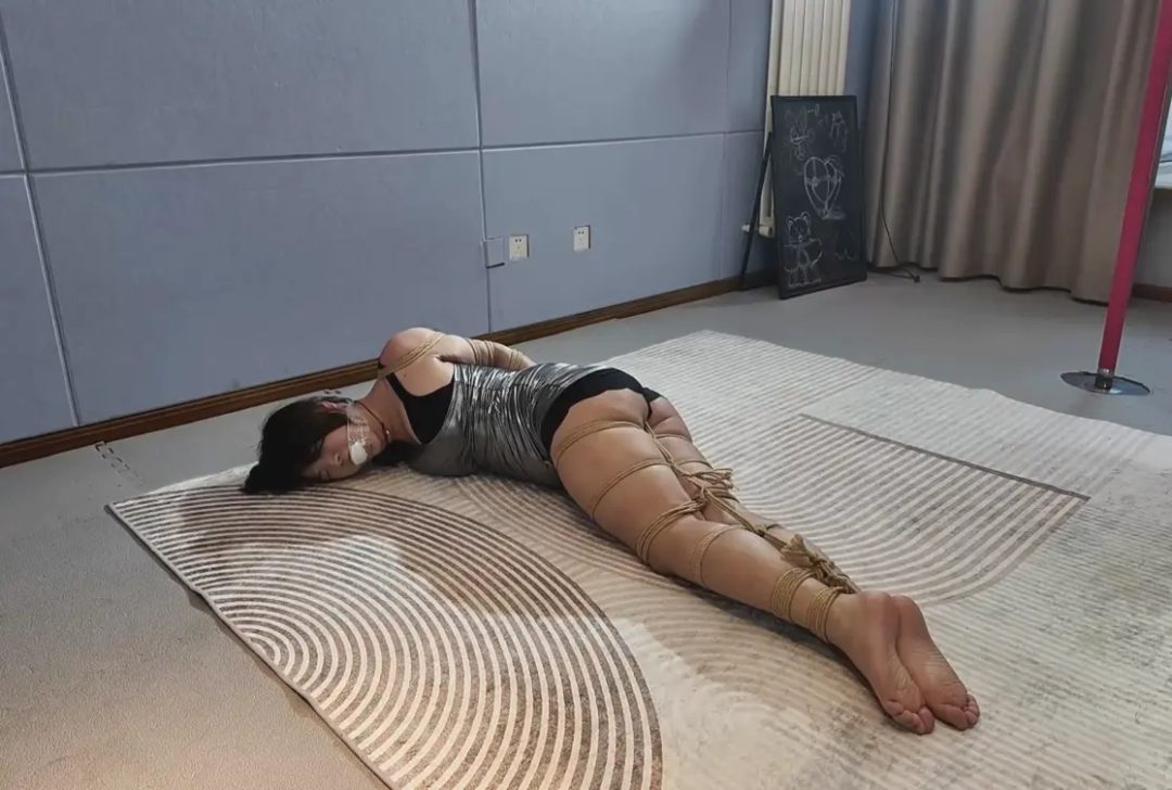 雯雯捆绑爬行训练-3