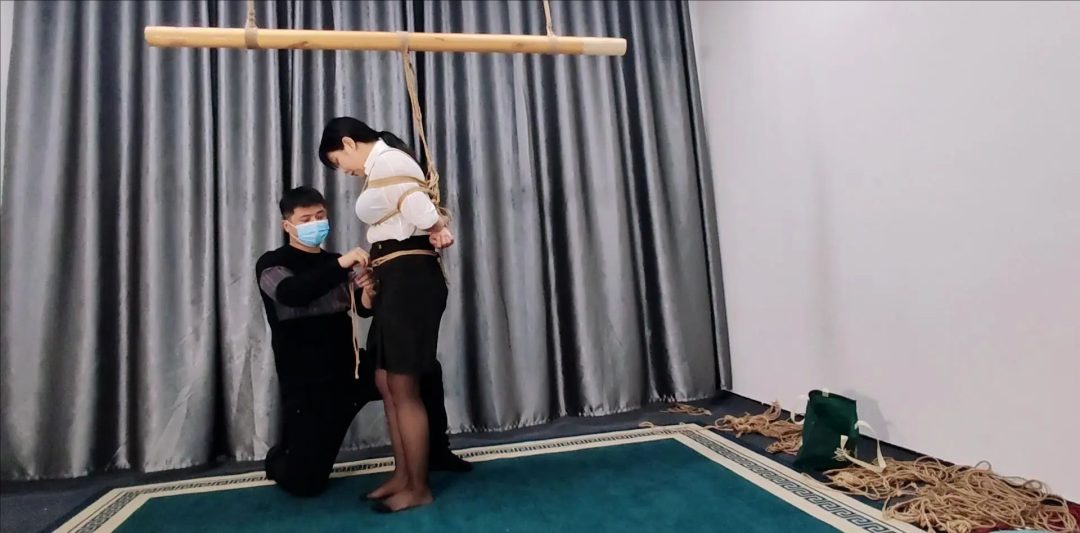 少妇体验结束后回去意犹未尽，下班穿制服直奔工作室来体验-1