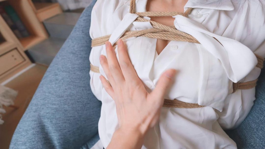 《OL性感女白领下班被司机尾随入室强制绑架》 原味丝袜堵嘴+强制+股绳+M腿-11