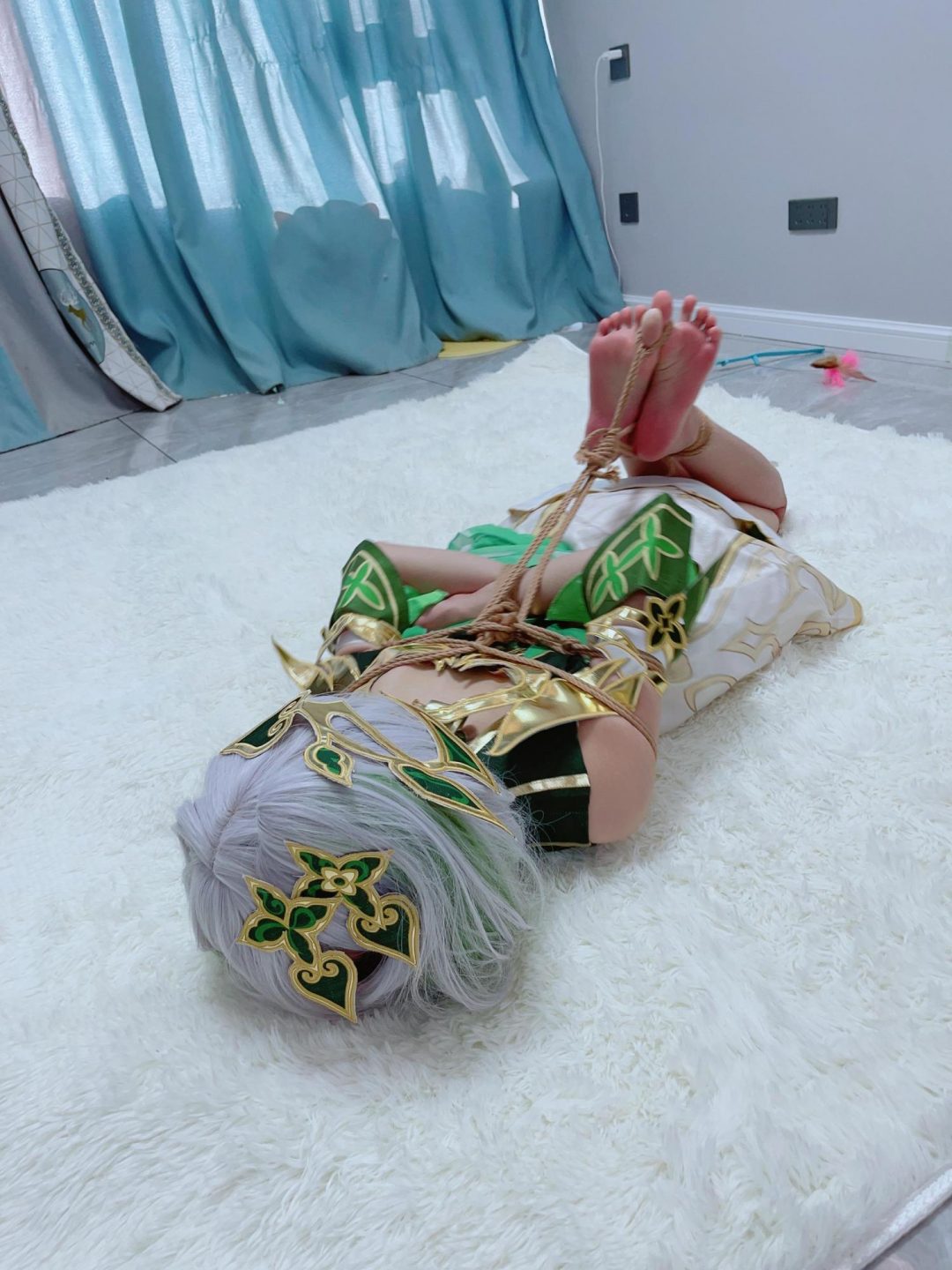 小草神の裸足驷马电击tk-足底处刑，带电火花的超硬核电击！视觉效果超棒！脚心电的通红-5