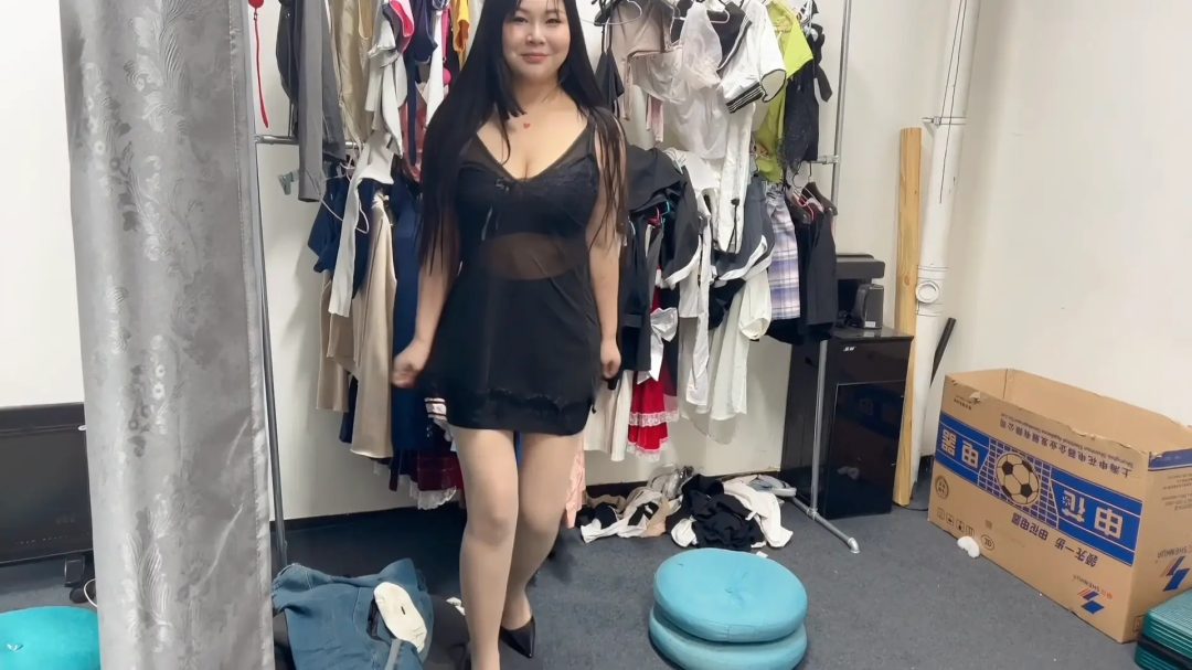 176成熟少妇换上黑色情趣勾引主人，把手吊起来，拿各种鞭子抽胸抽屁股，抽大腿，又被单腿吊起来，带上口球，最后绑成m腿，继续玩母狗，不断失禁-1