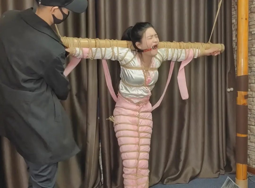 古装美女洛洛绑在竹竿上挠痒鞭打-5