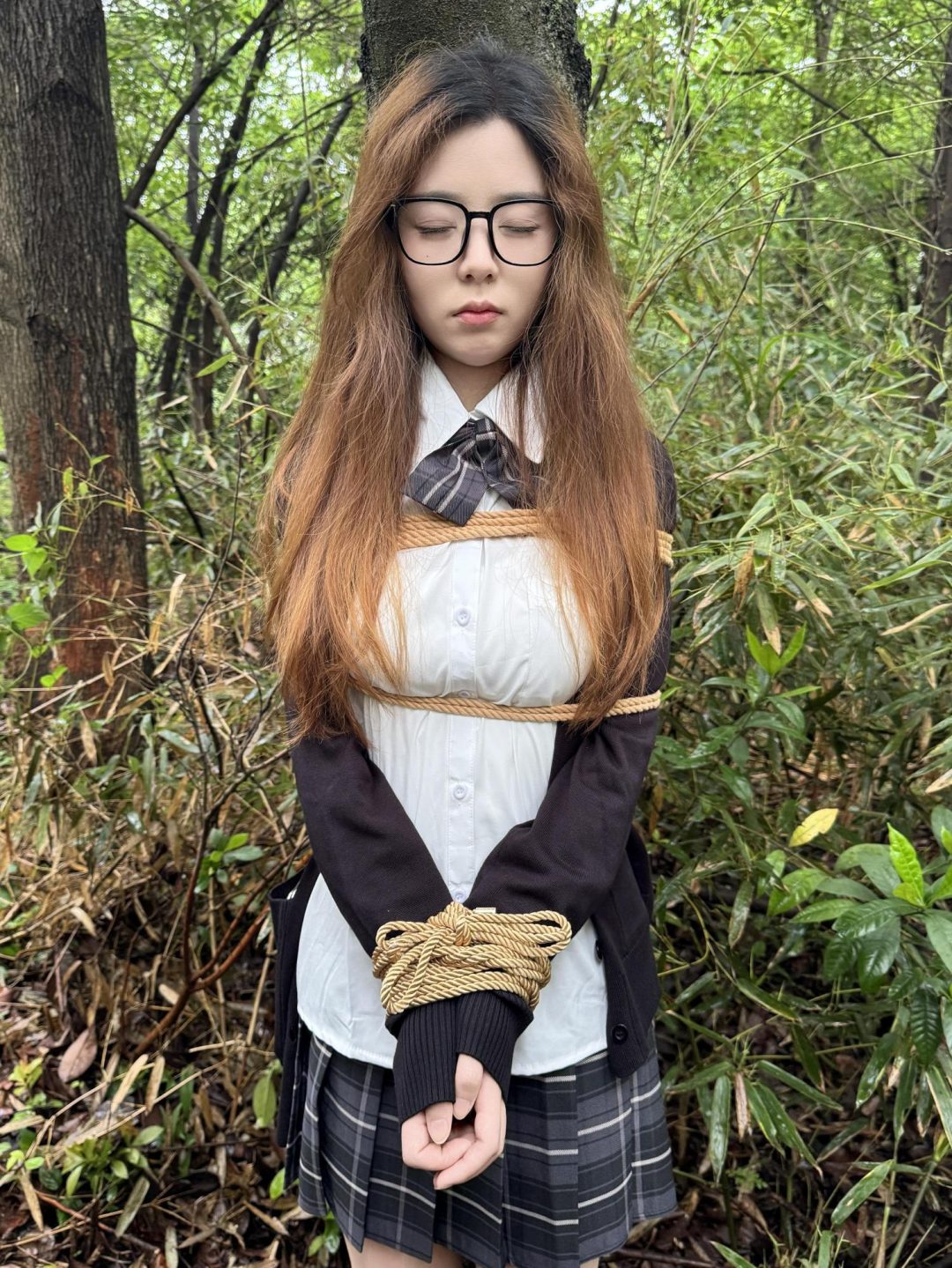 迷路女大学生 胸缚 挠痒 木桩 皮鞭 眼罩 蒙眼 户外 昏迷 恋足 伪装 捆绑 控制 挣扎-5