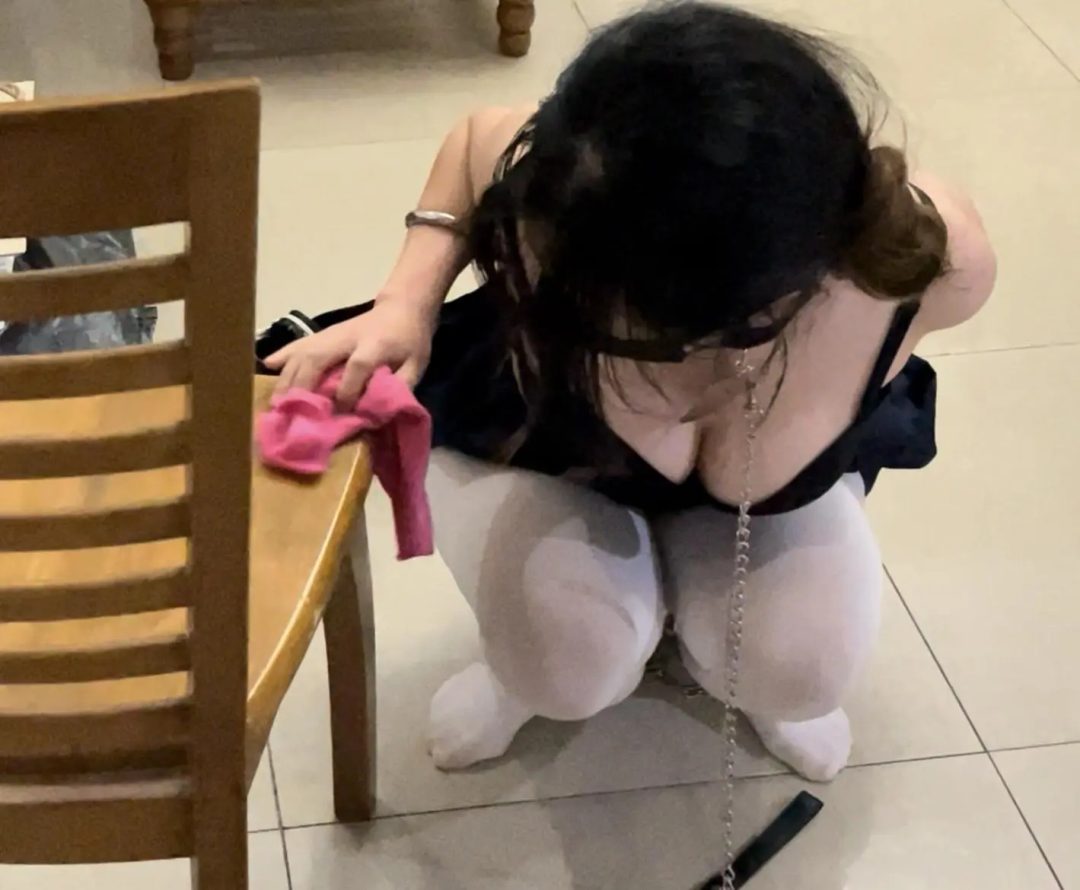 《调教师日记之特殊少女改造记》-3，白丝镣铐束缚家 奖励，小X习惯并适应了这里，承担起家务等工作，但必须佩戴镣铐等，防止再次逃跑-1
