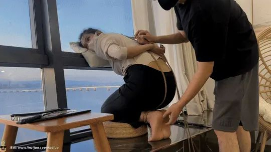 蔡老师第十一集：椅缚吊腿！跪绑窗台看海景！西裤短肉丝！放课服装没换直接绑玩！-7