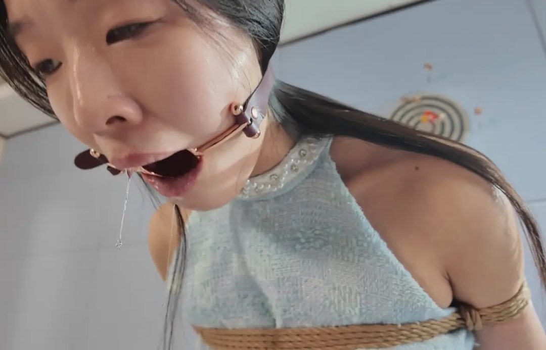 婧舒被绑在椅子上，各种堵嘴挑战 双脚绑椅 堵嘴 塞毛巾 胶带 放置-2
