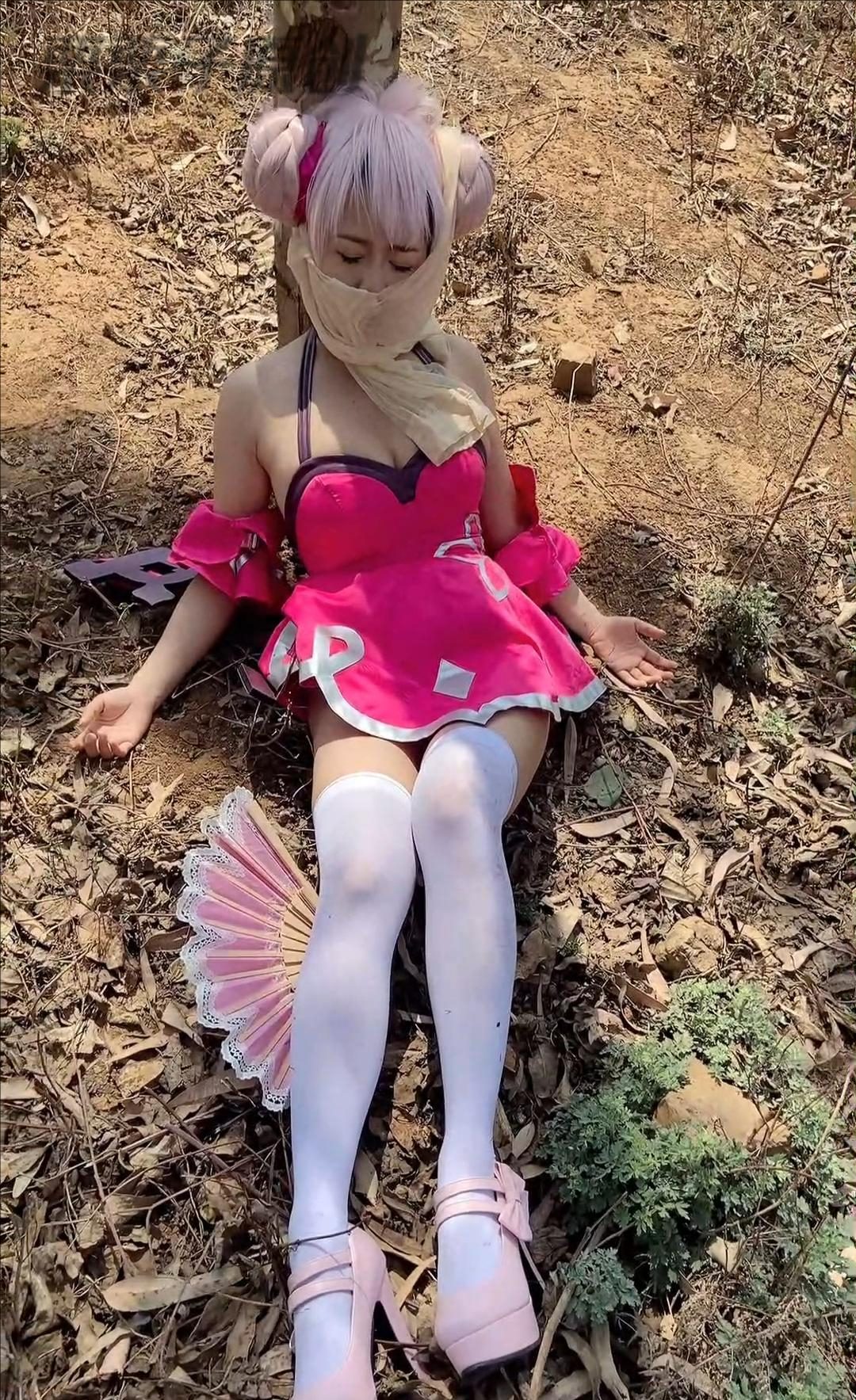 【栗栗子原创】定拍转公映《被绑走的女coser 03》 户外调教、放置、户外失禁、遥控调教、cos-3
