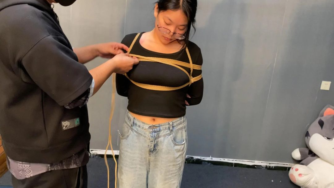 紫薇第一次来应聘模特 19岁大三在读学生妹，体验绳艺逐渐上头，进入状态，回学校路上五花大绑-3