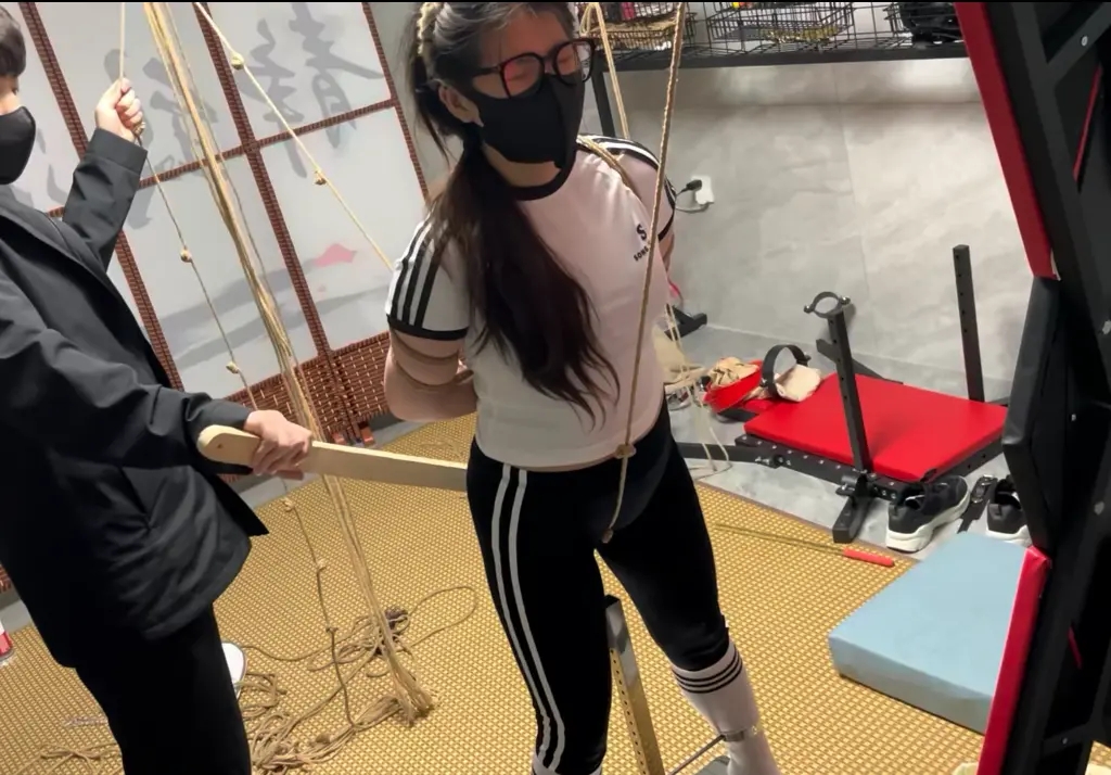 开腿架、三角木马吊脚、强制踮脚罚站股绳拉扯三种惩罚轮番上阵，打屁屁更是超狠，屁屁都打红了，做在木马上还要被挠痒..-2