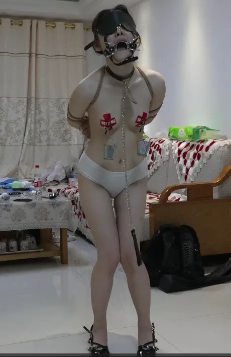 大学生诗诗狗调蹂躏 负重乳夹+抽打全身+跪舔主人脚，鼻钩、口枷戴上，这样只能口水直流，就是不给到最高点，不断折磨的地狱~-2