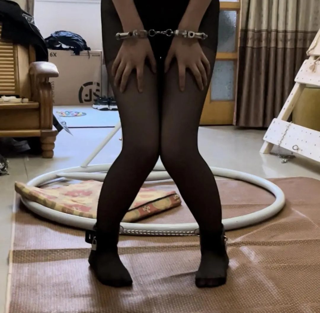 你的女神我的狗之超漂亮m阿然狗姿训练调教2！乳贴黑丝+自缚+K9训练+踢裆踩踏+狗狗喝水，阿然把自己锁起来进行狗姿训练，每个姿势训练一定时间，然后自己换成反绑跪下学习狗狗喝水，真是越来越像慕狗了呢-8