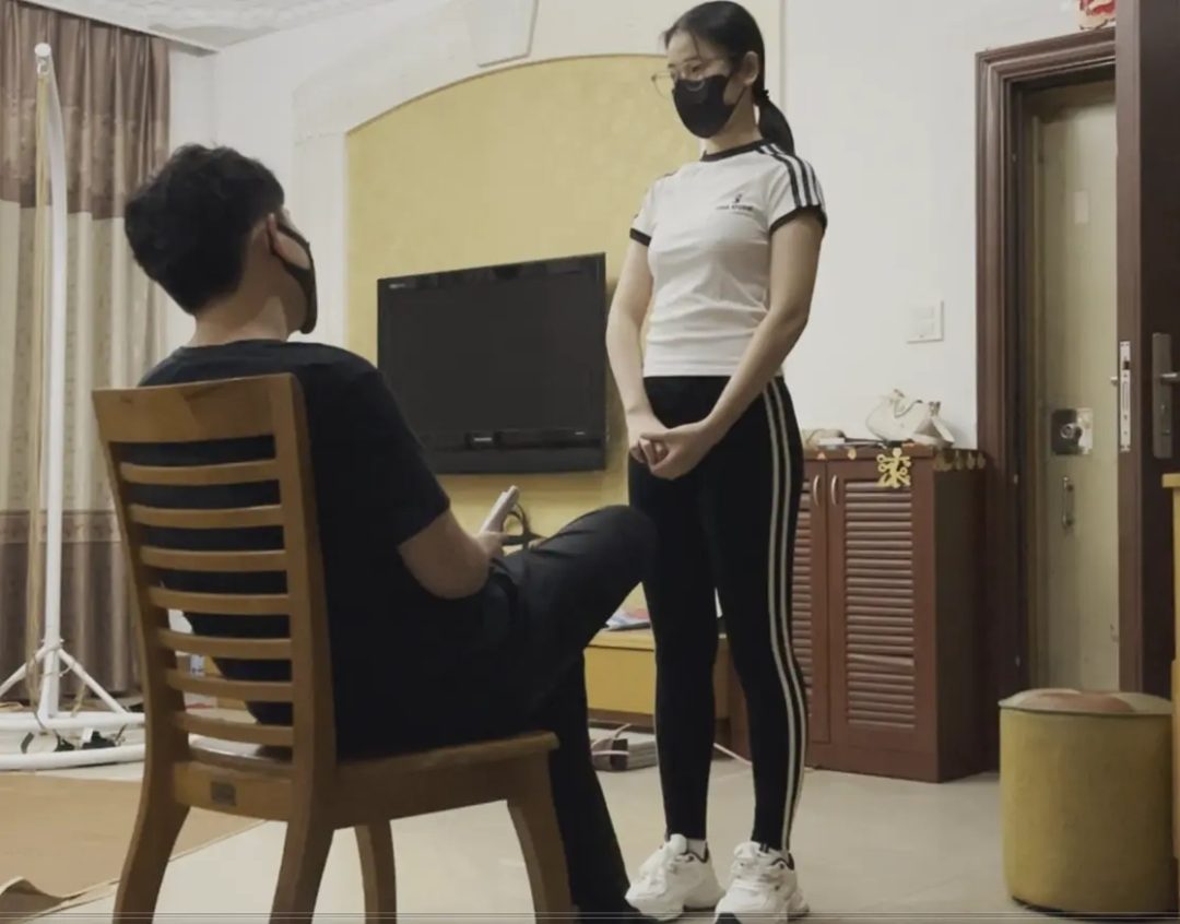 《纪舒静的家规责罚(重置版)》客户定拍调教之阿然剧情SP，和上次纪舒静责罚剧情完全一致，但是换了模特变成阿然，包括服装和挨打的情况等也做了些许调整，加入了打脚心play，整体更像女学生真实挨打了-7