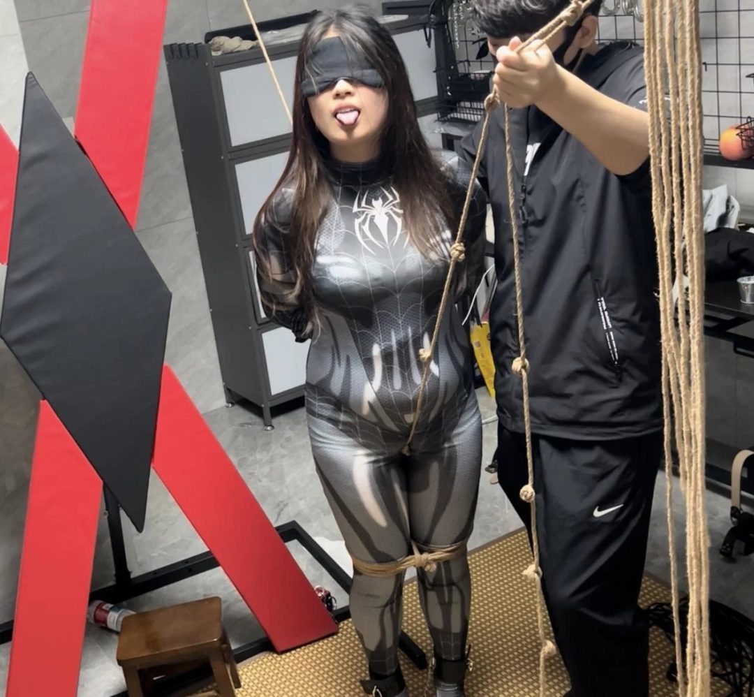 cosplay调教系列之木古小蜘蛛第二部——内八走绳羞辱调教！五花/内八腿脚镣捆绑+走绳/来回拉扯+打屁屁SP/真实耳光+踩踏羞辱，小狗就应该被主人这样调教羞辱-4