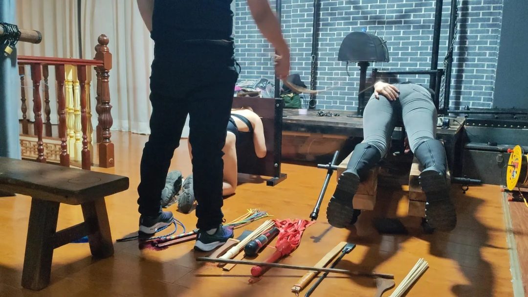 瑶瑶和张涵两个小m体验sp，一个被紧紧扣在工字架上，一个被枷锁锁住，动弹不得，各种散鞭戒尺小竹棍等不下二十种工具轮番上阵-3