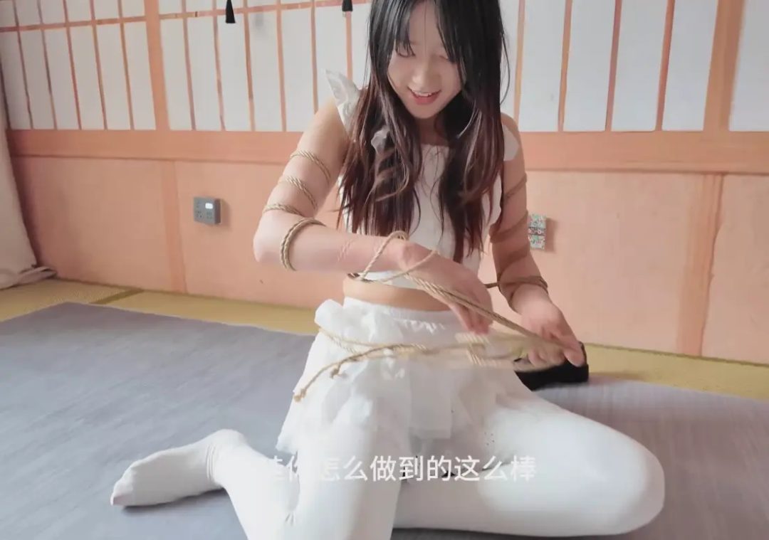 萌新女孩悦悦绳艺逃脱挑战赛-3