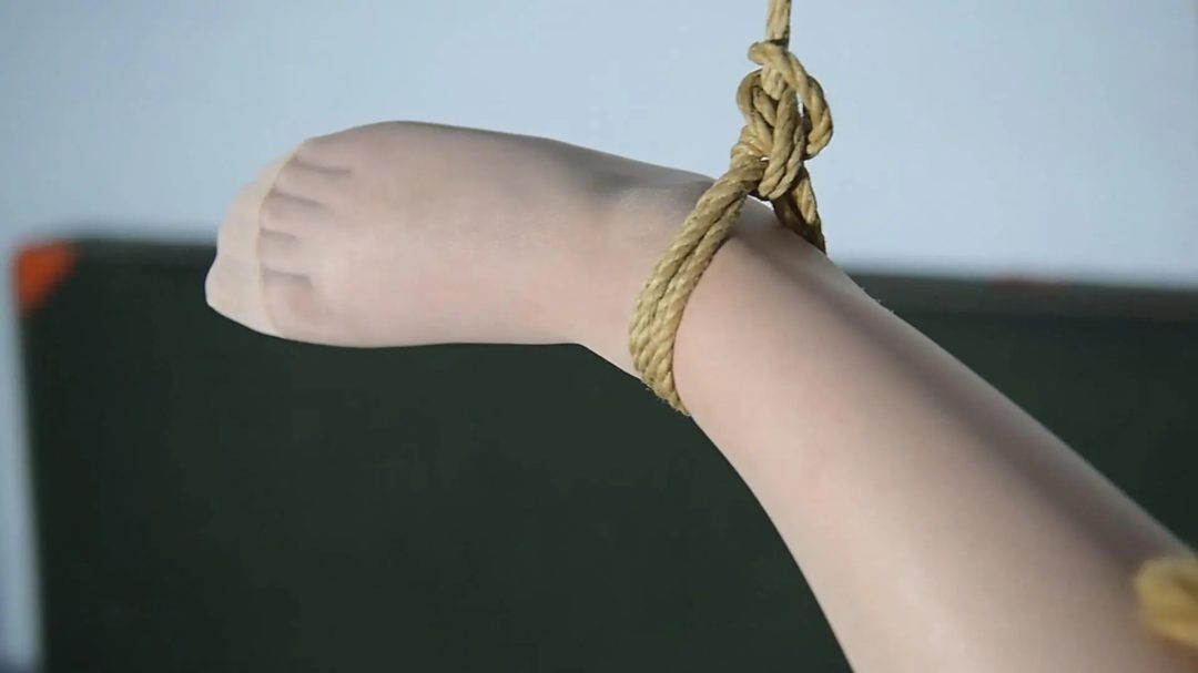 18岁女高生侧吊，被水弹击打，挠痒，无法反抗，又从中找到了欢乐愉快的乐趣，享受其中-5