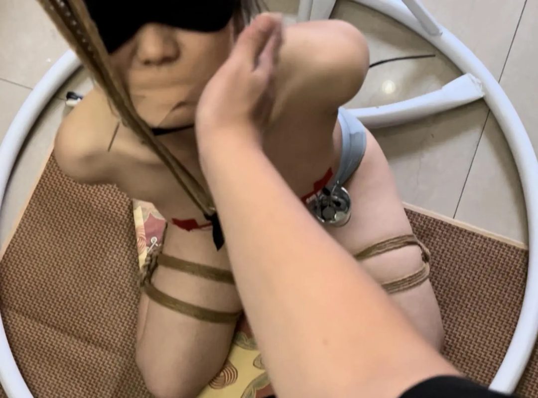 线下真实调教之超漂亮m阿然背拷水桶乳夹+胸抽红肿调教！背拷+乳贴+水桶乳夹+M字强制分腿+抽打胸部抽红+强制抬头+憋尿+踩踏羞辱+胶布封嘴+SP耳光，小M又被羞耻施加水桶乳夹惩罚，胸还被无情抽红肿..-4