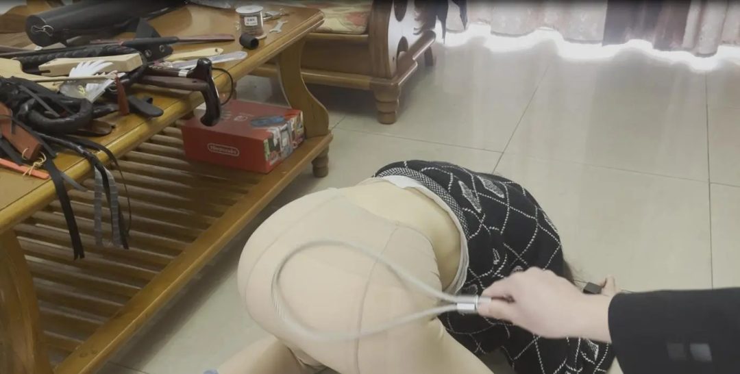 线下真实调教之犯错的代价，自己铐住自己，撅着红肿的屁股咬牙接受惩罚，连抽泣都不被允许-4