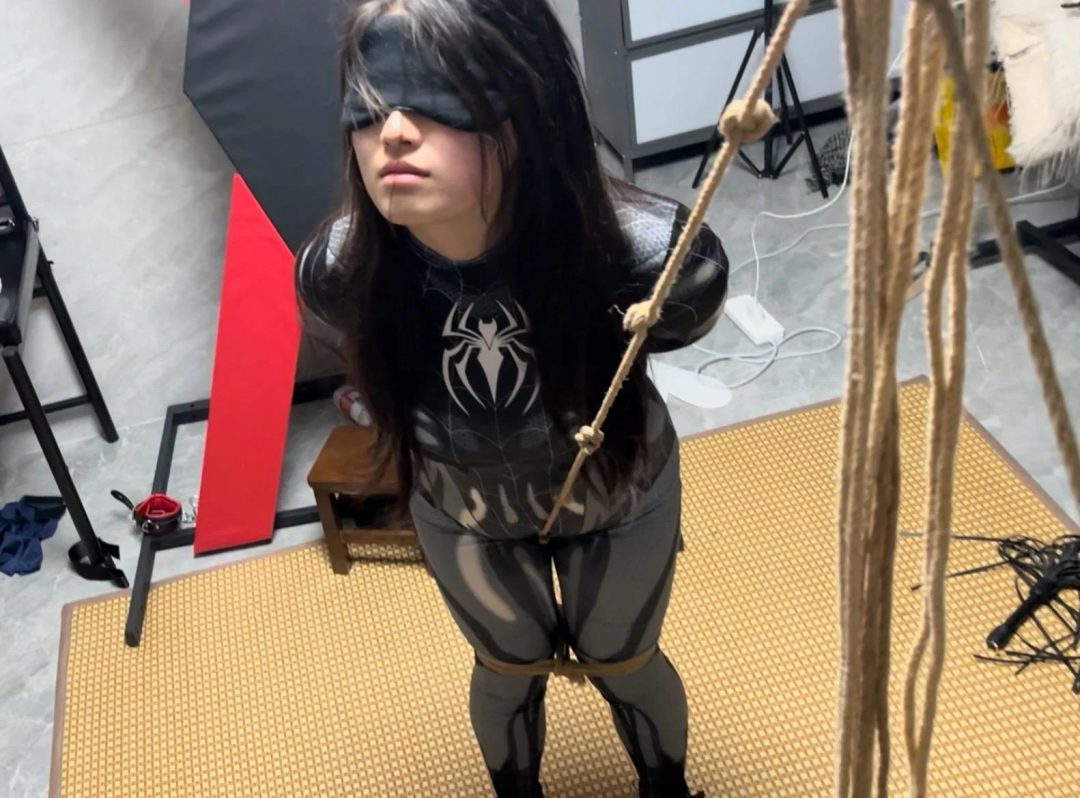 cosplay调教系列之木古小蜘蛛第二部——内八走绳羞辱调教！五花/内八腿脚镣捆绑+走绳/来回拉扯+打屁屁SP/真实耳光+踩踏羞辱，小狗就应该被主人这样调教羞辱-7