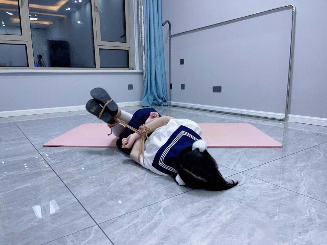 茶茶遇劫记4-白丝jk萝莉惨遭入室，少女能否逃出升天？【DID、绑架、挠痒、驷马、尝试逃脱、逼供】-9