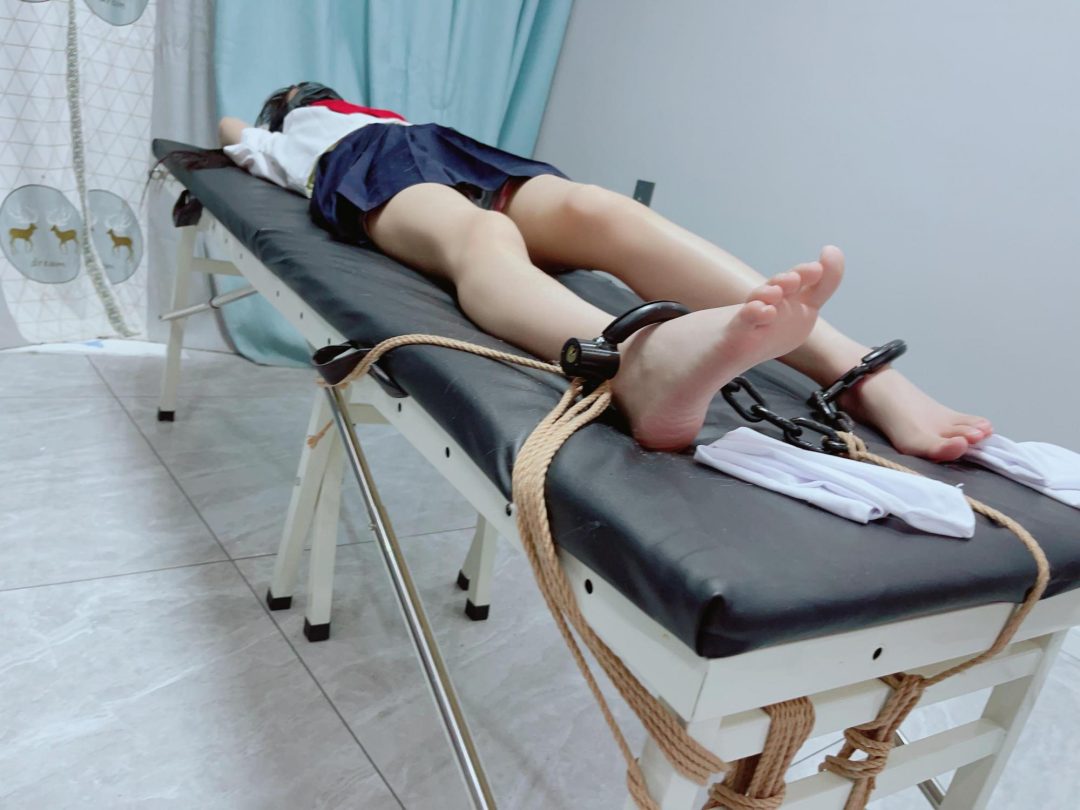 jk少女茶茶女囚体验4-镣铐TK、镣铐展示、带镣脱缚挑战、戴镣穿脱白丝，裸足白丝一次满足！-5