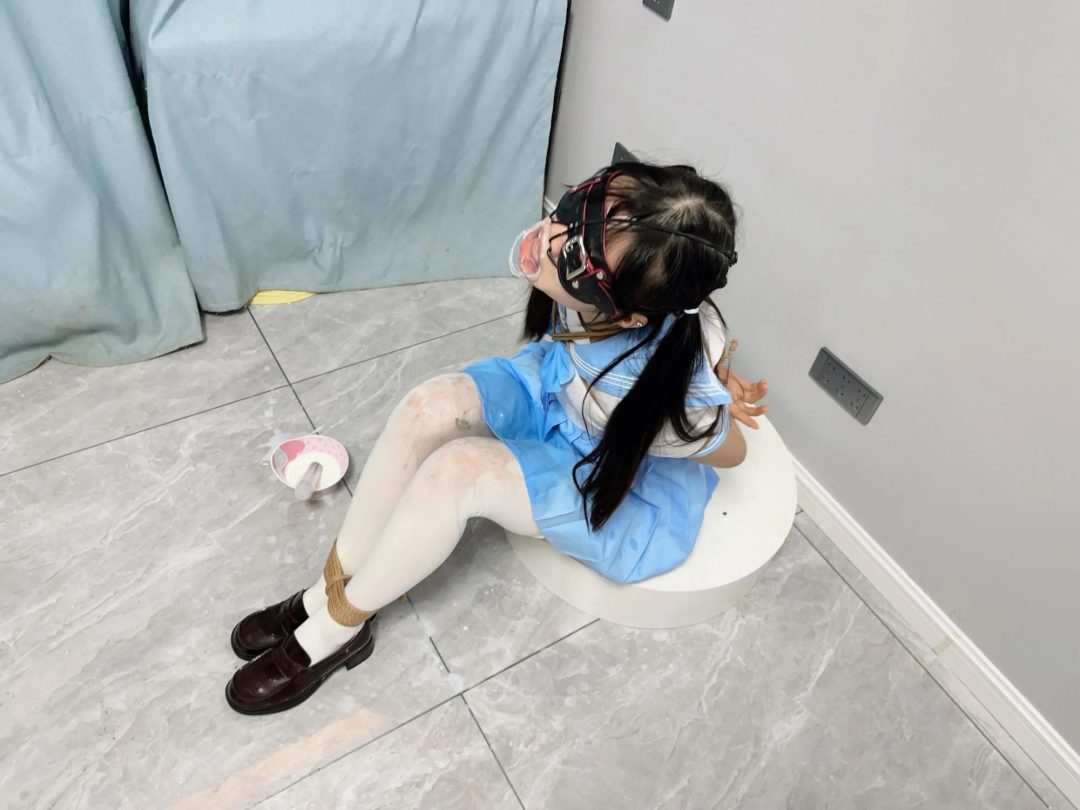 极虐1-三向鼻钩+扩口器重度颜面破坏！鼻孔注射牛奶、口中挤柠檬汁、口舌烟灰缸、强制吸烟，重度虐待系列~-14