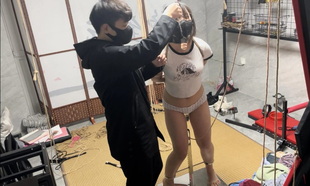 线下真实调教之新模大一新生小呆胯下吊起股绳+强制固定踮脚罚站放置半小时调教初体验！固定踮脚罚站+胯下吊起股绳+挠脚底挠痒+SP打屁屁/耳光，主人来回拉扯胯下绳子，强制高高踮起的脚又用不上力...-2