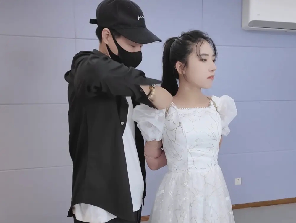 杨若琳白色礼服，五花紧缚逛店-2
